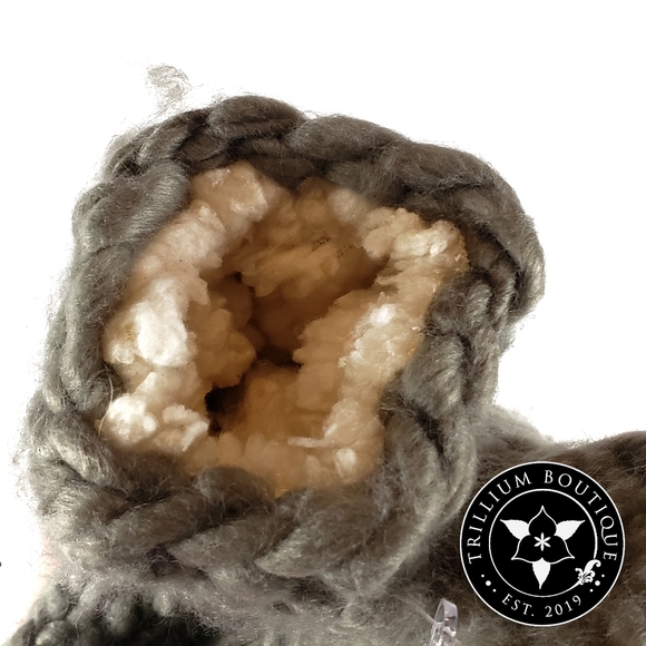 BUNDLE Amari Throw, Lemon Mittens, Surell Earmuffs - Picture 6 of 14